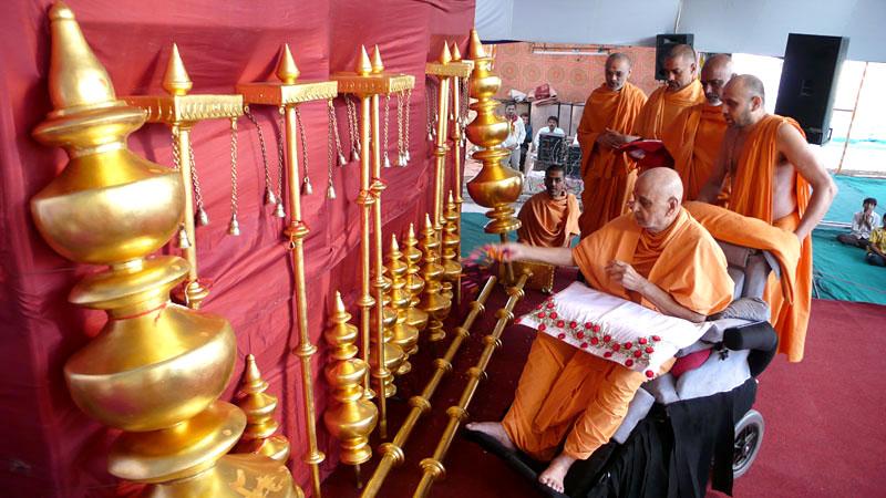 Swamishri performs pujan of kalashas and flagstaffs of new guru shikhars for Gondal Mandir