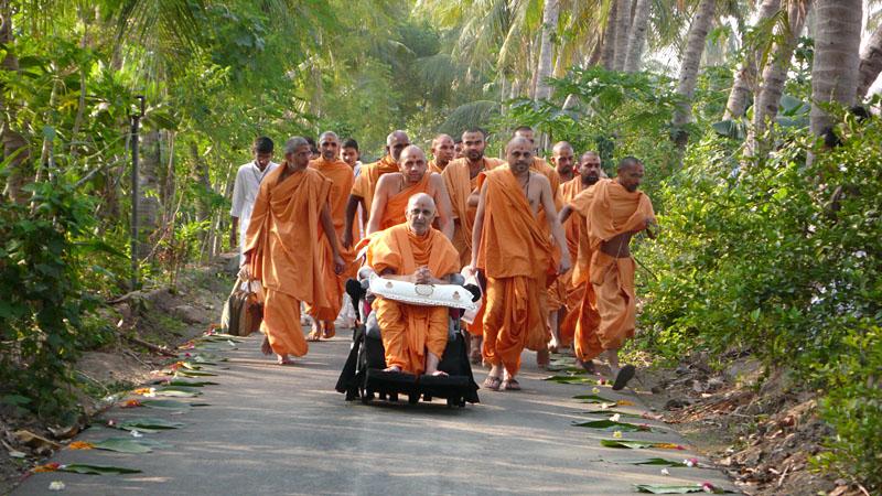 Swamishri on his way for murti-pratishtha yagna