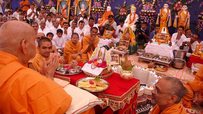 Swamishri performs yagna rituals