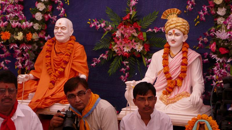 Murtis of Brahmaswarup Bhagatji Maharaj and Brahmaswarup Yogiji Maharaj to be consecrated in guru shikhars of Gondal Mandir