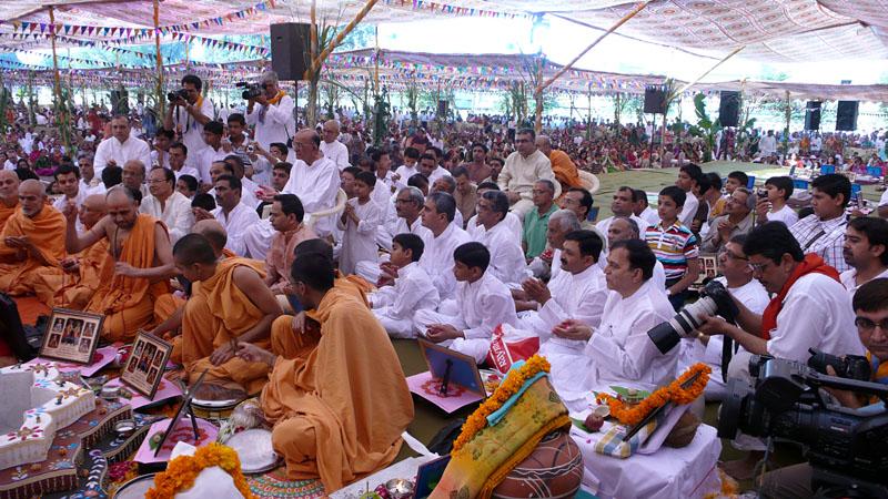 Swamishri, sadhus and devotees during the yagna rituals