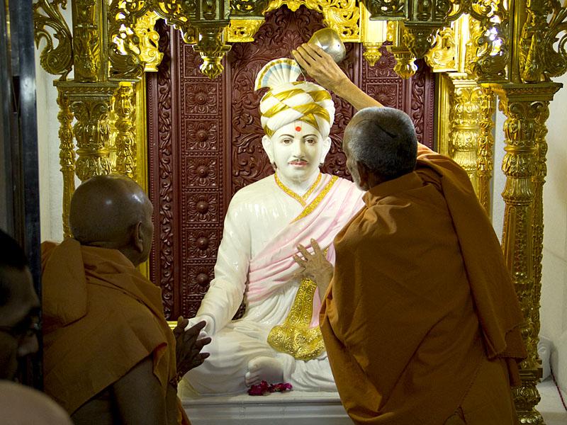 Senior sadhus perform preliminary rituals of murti-pratishtha 