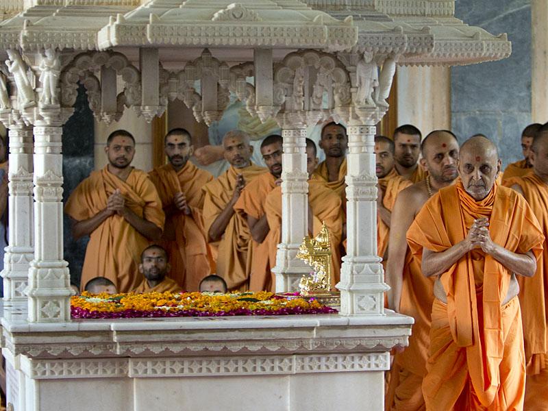  Swamishri engaged in darshan at Yogi Smruti Mandir