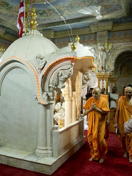  Swamishri in Akshar Deri