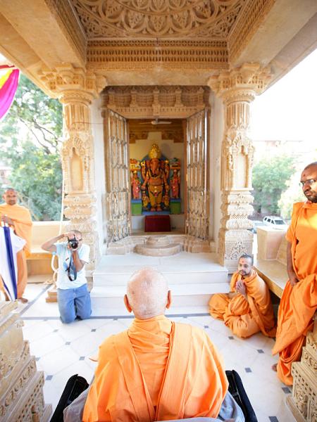 Swamishri engaged in darshan of Shri Ganeshji