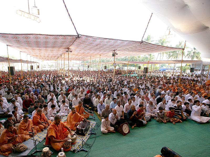 Devotees during Swamishri's puja