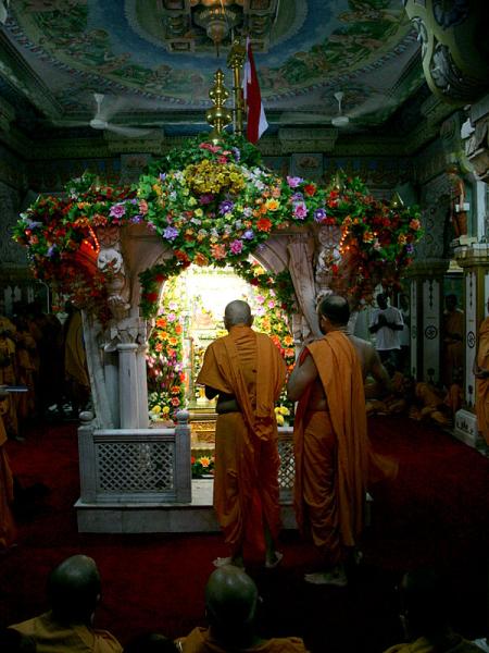 Swamishri arrives for darshan in Akshar Deri