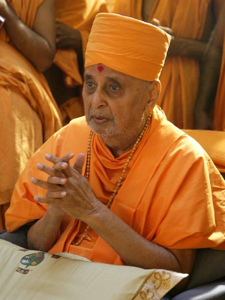 Swamishri engaged in darshan and pradakshina, Akshar Deri