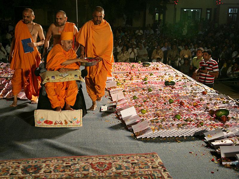Swamishri sanctifies the account books