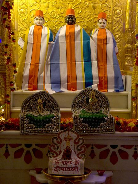 Mangla darshan of Bhagwan Swaminarayan, Aksharbrahman Gunatitanand Swami and Shri Gopalanand Swami