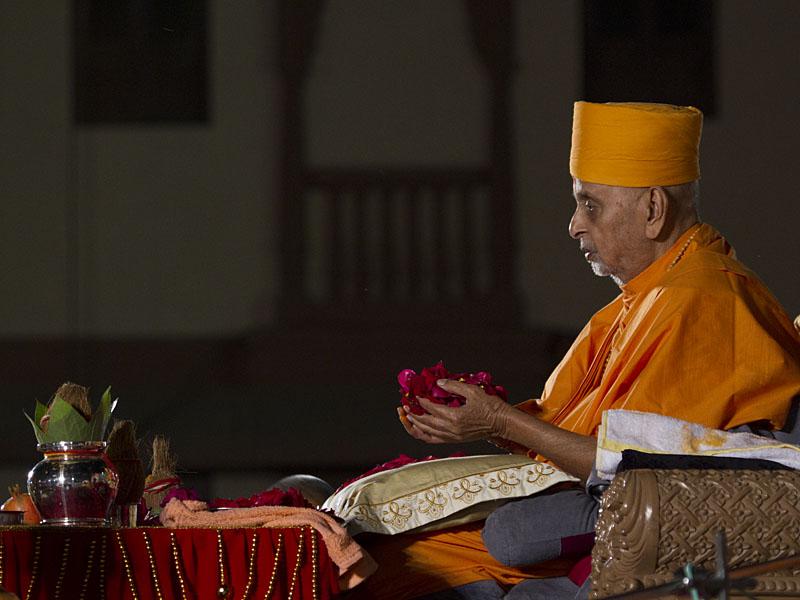 Swamishri performs mahapuja rituals 