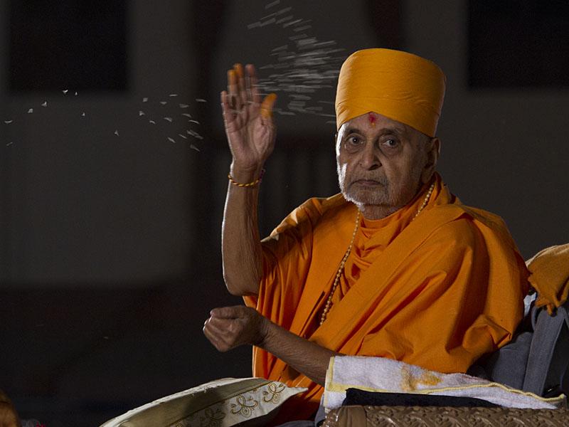 Swamishri performs mahapuja rituals 