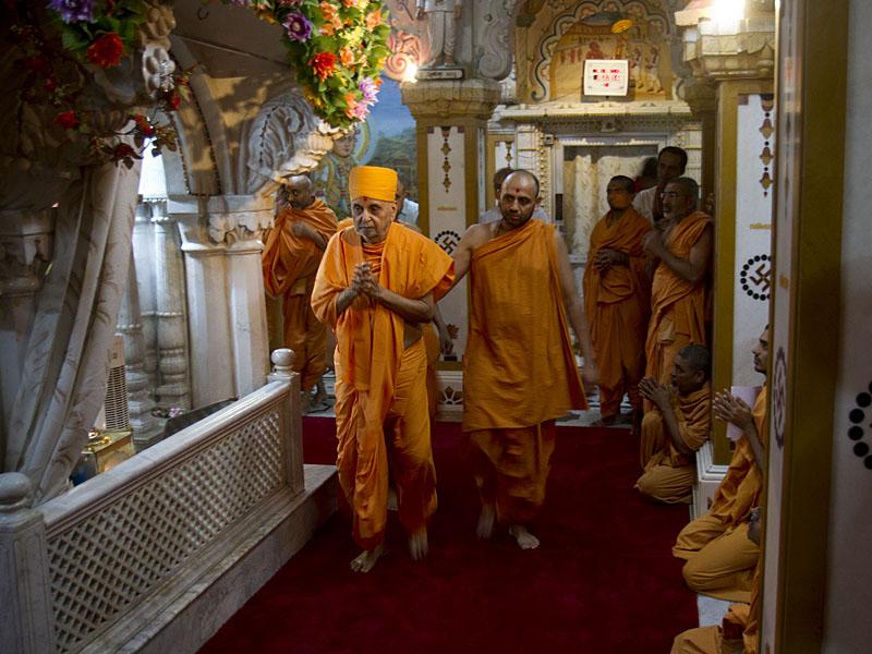 Swamishri engaged in darshan and pradakshina, Akshar Deri