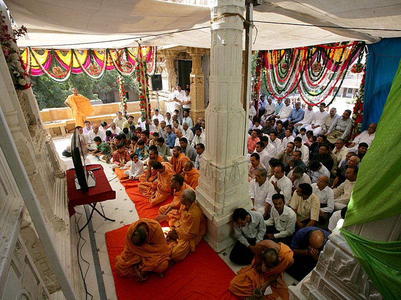 Swamishri, sadhus and devotees sing thal