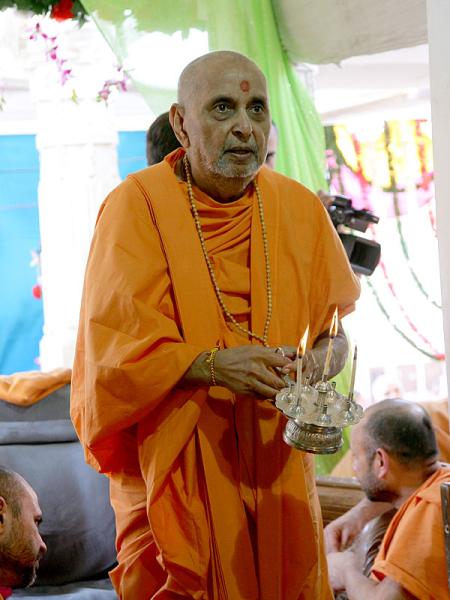 Swamishri performs annakut arti ...