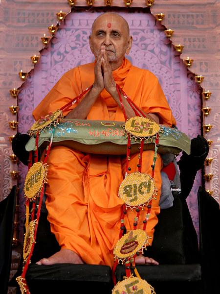 Sadhus honor Swamishri with garlands