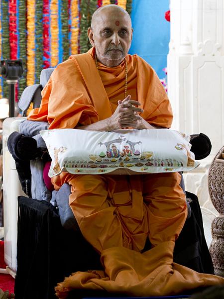 Swamishri sings thal during annakut