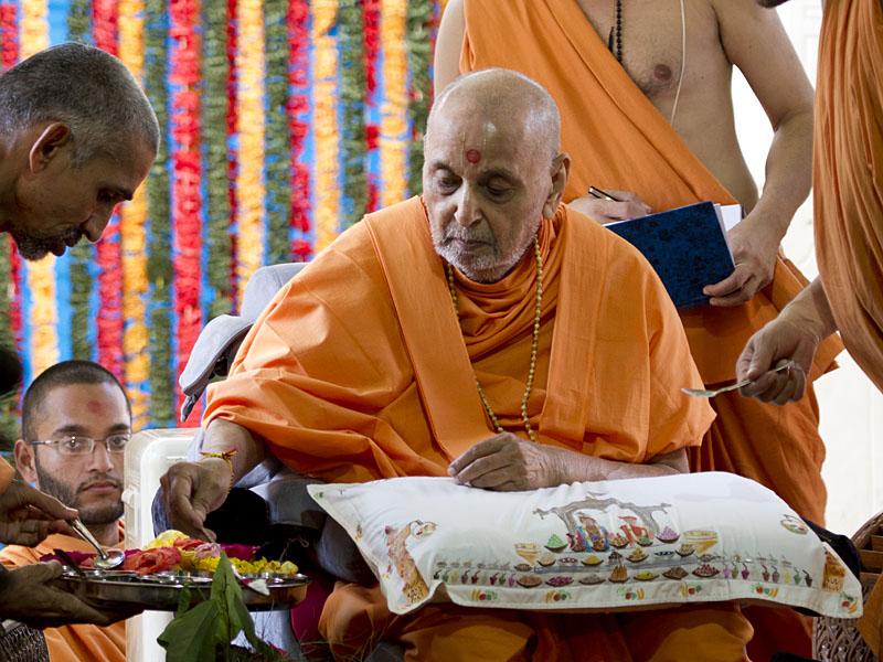 Swamishri performs Govardhan puja