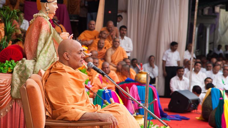  Pujya Viveksagar Swami delivers a discourse