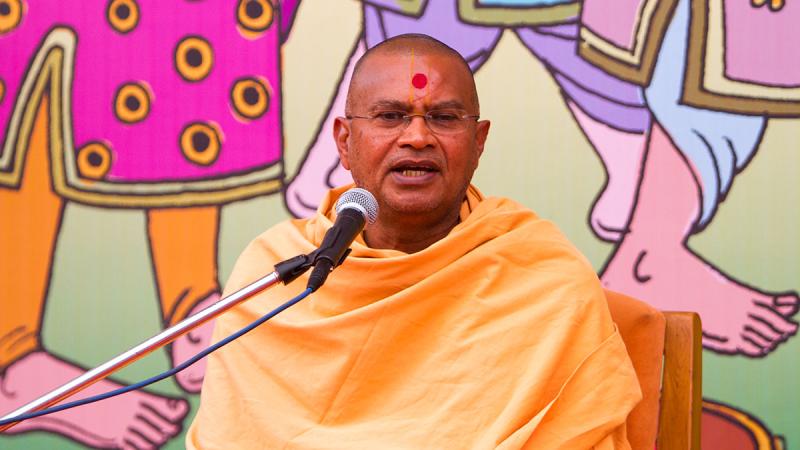  Pujya Narendraprasad Swami delivers a discourse