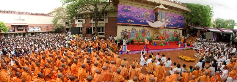  Sadhus and devotees during the assembly