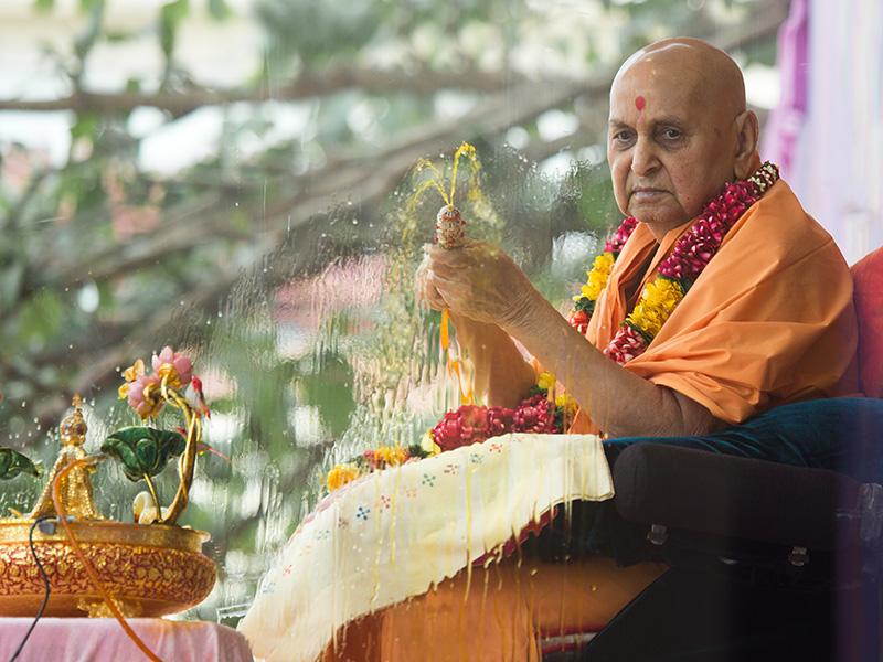  Swamishri sprays colored water towards sadhus and devotees