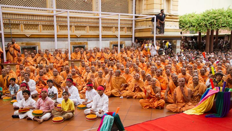  Sadhus and devotees doing darshan of Swamishri