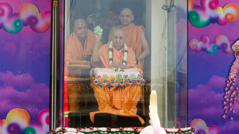  Swamishri blesses all by showering flower petals on Pushpadolotsav