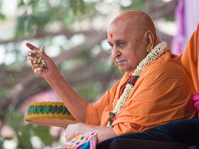  Swamishri blesses all during the Pushpadolotsav celebrations by showering petals