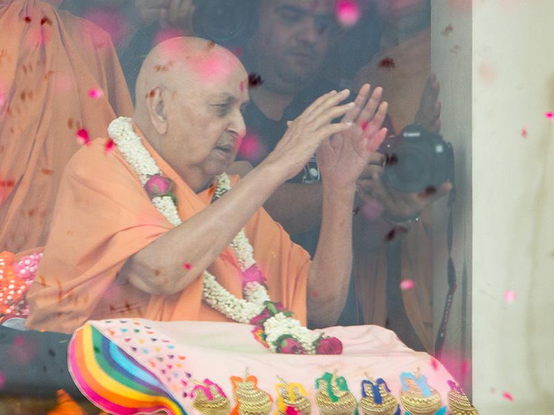  Swamishri blesses all by showering petals