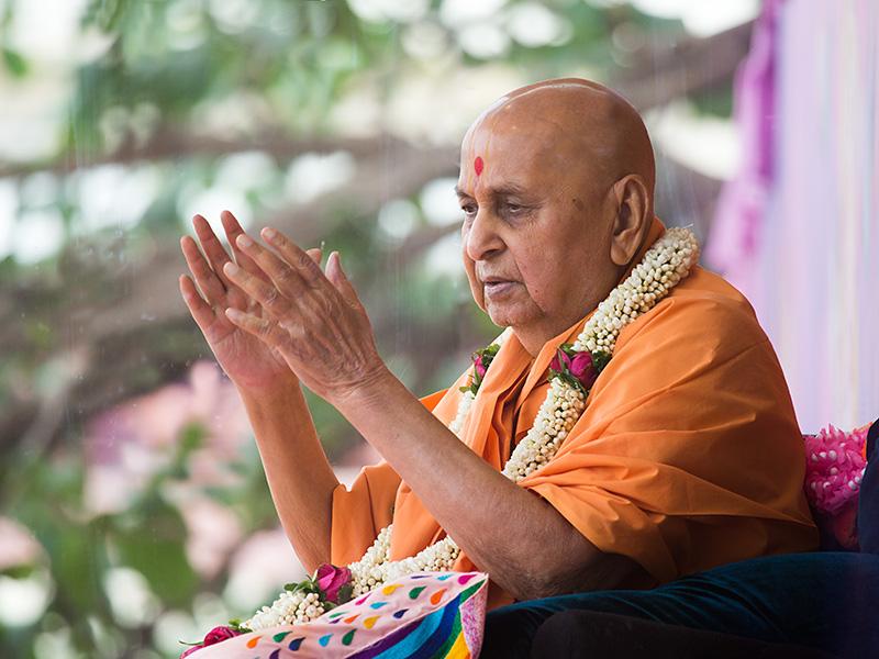  Swamishri blesses all by showering petals