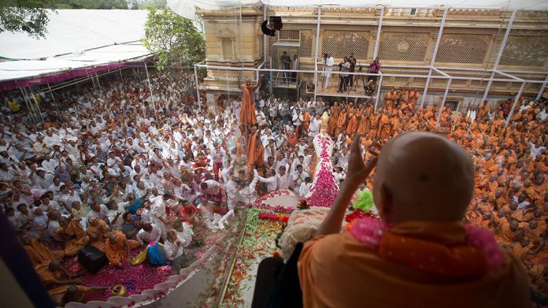  Sadhus and devotees rejoice in front of Swamishri