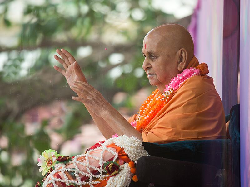  Swamishri blesses all 