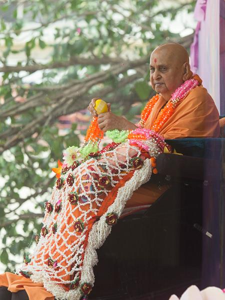  Swamishri is garlanded with a 'chaadar' of flowers