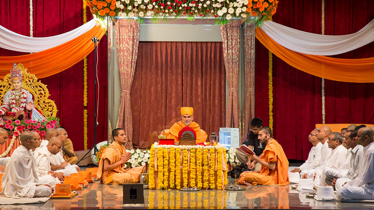 Pujya Mahant Swami performs mahapuja