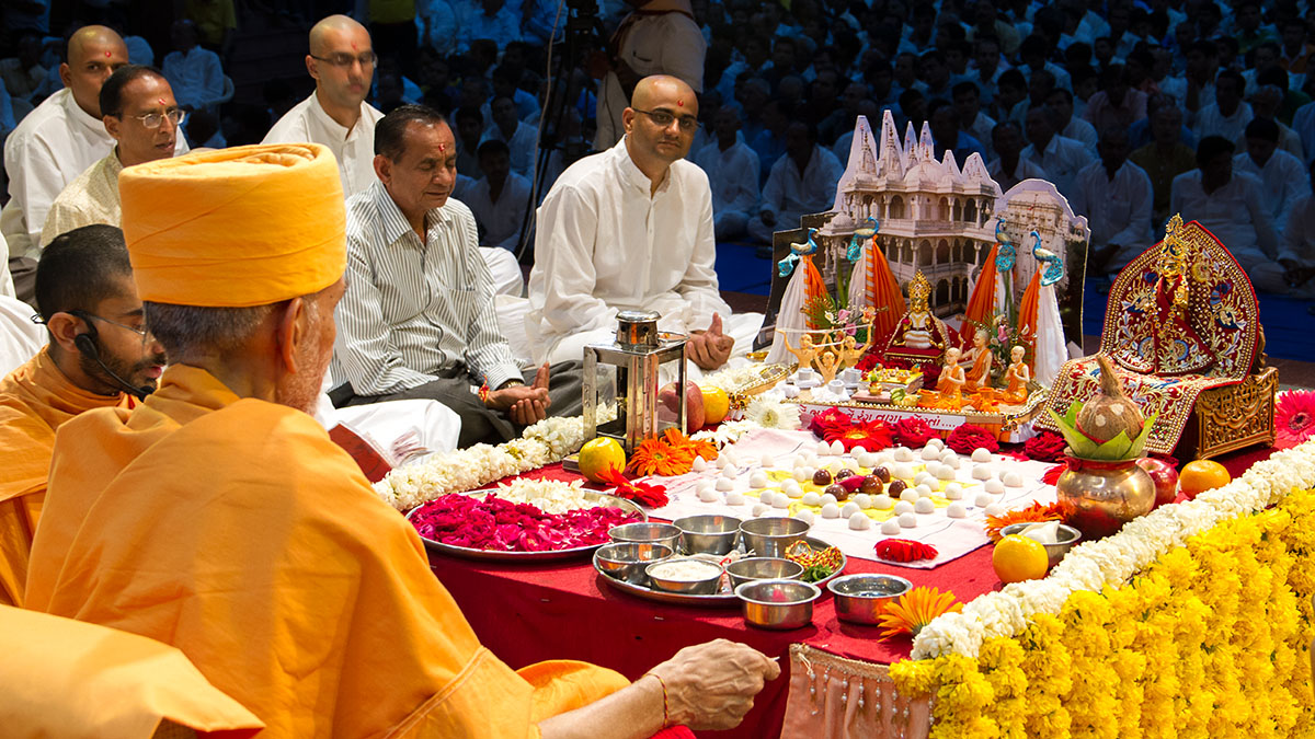 Pujya Mahant Swami performs mahapuja rituals