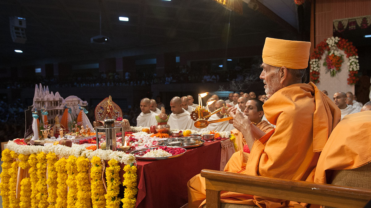 Pujya Mahant Swami performs arti during the diksha ceremony mahapuja rituals