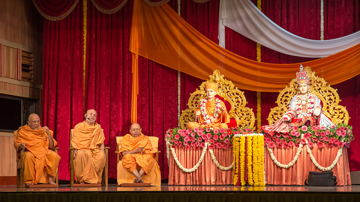 Pujya Viveksagar Swami delivers a discourse during the diksha ceremony assembly