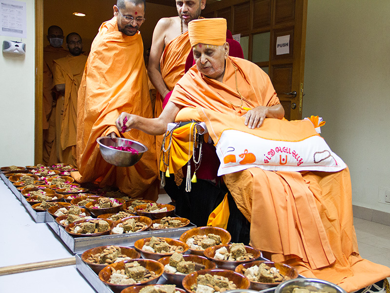 Swamishri sanctifies 'pattars' (wooden bowls) for newly initiated parshads and sadhus