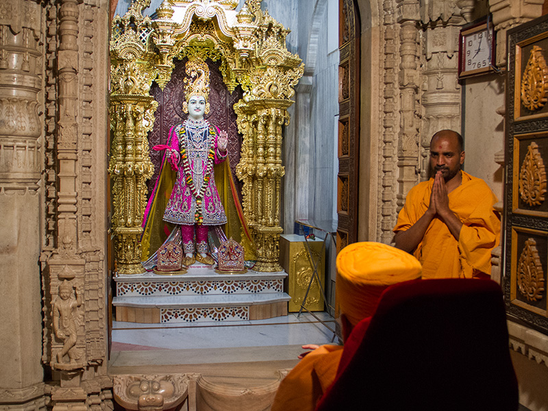 Swamishri engrossed in darshan of Thakorji before arriving for the diksha sabha