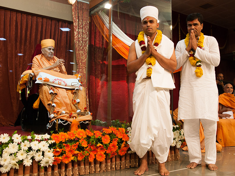 Swamishri with a newly initiated parshad and his father