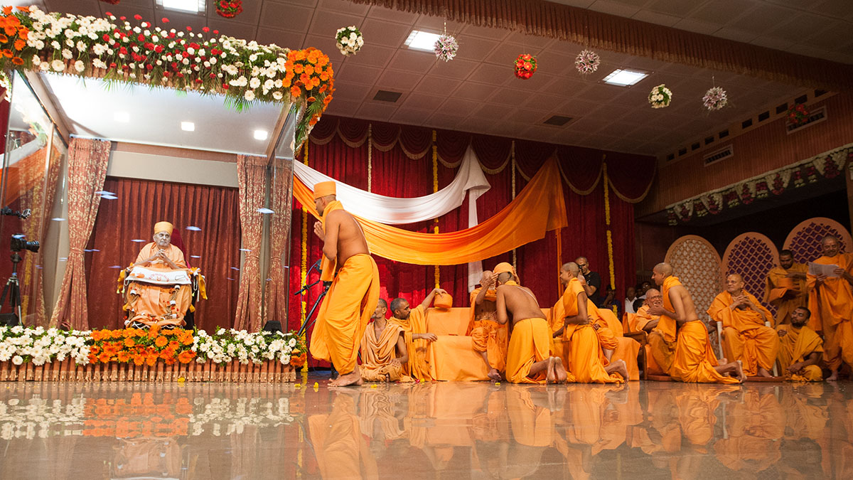 Newly initiated sadhus being blessed by Swamishri on stage