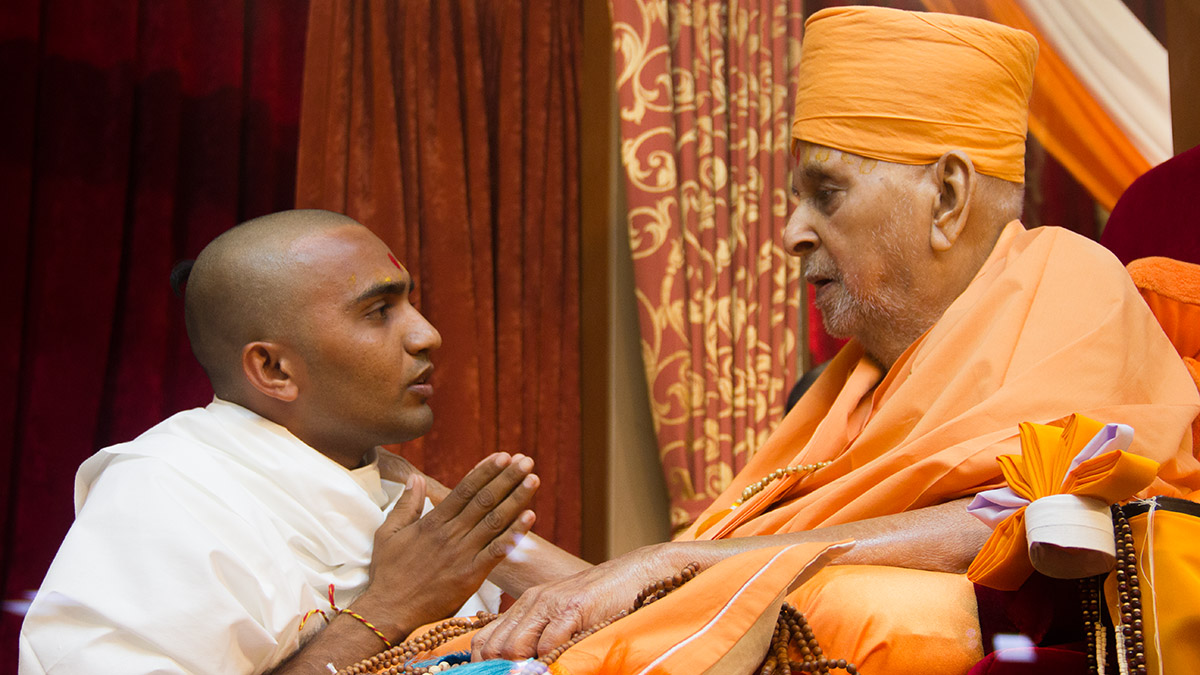 Swamishri gives diksha mantra to parshads