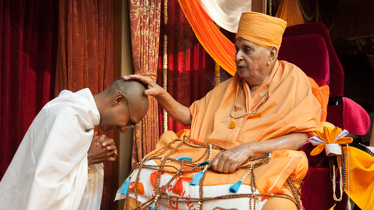 Swamishri gives diksha mantra to parshads