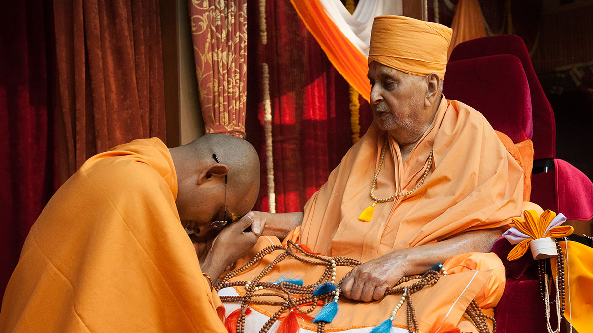 Swamishri gives diksha mantra to sadhus