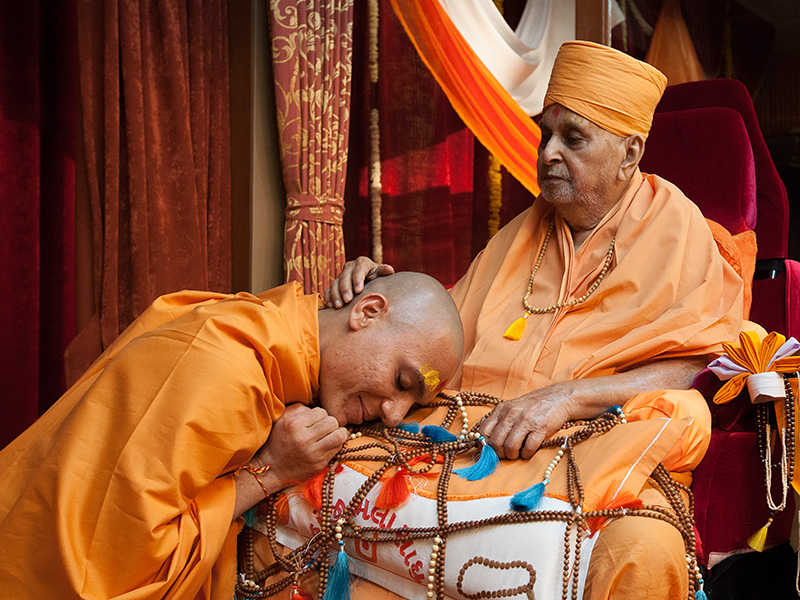Swamishri gives diksha mantra to sadhus