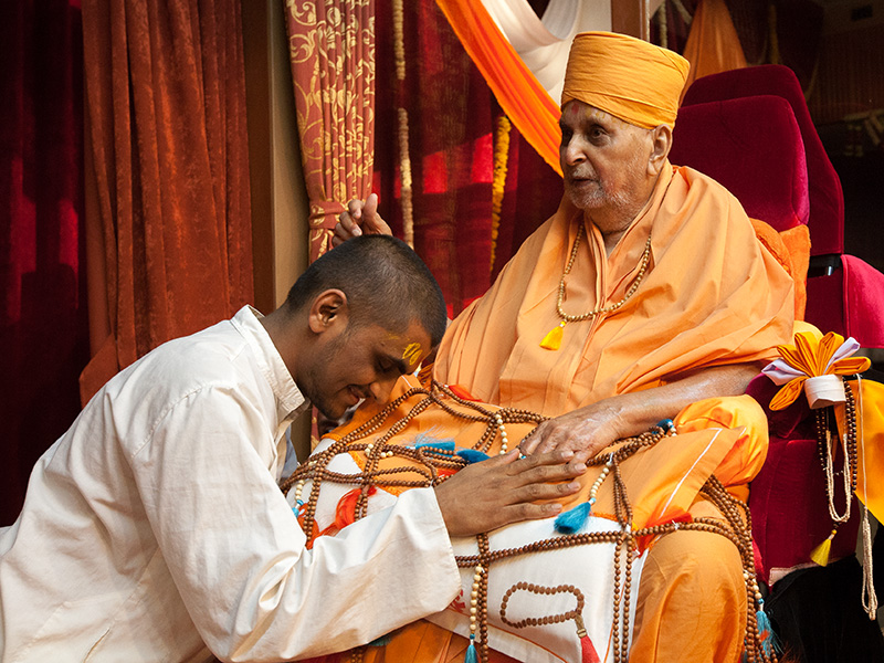 Swamishri blesses a sadhak
