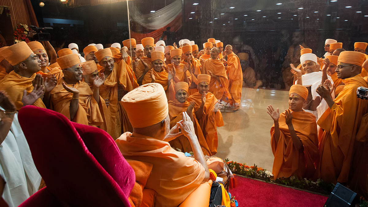 Newly initiated sadhus and parshads with Swamishri