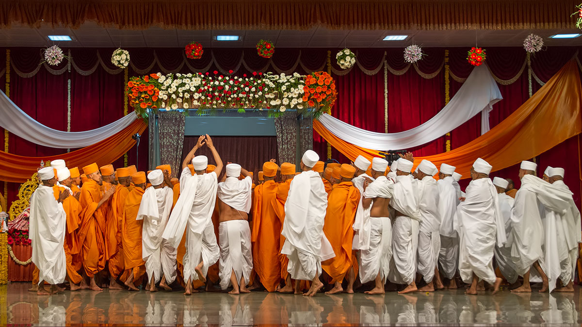 Newly initiated sadhus and parshads with Swamishri
