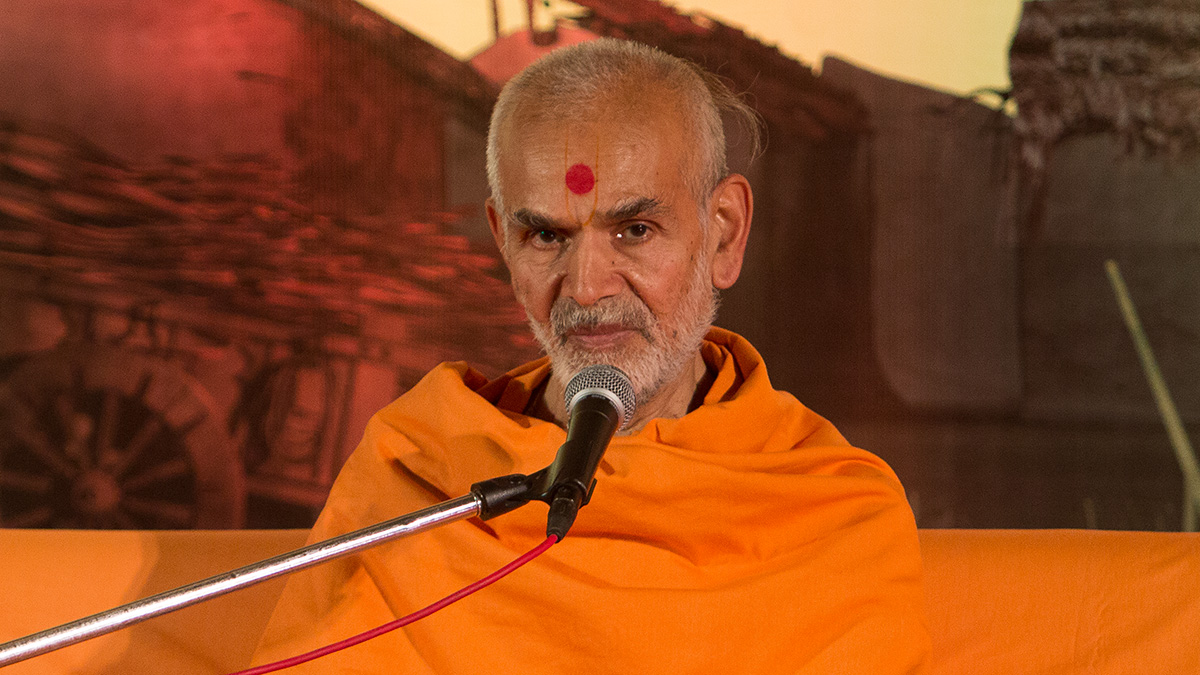 Pujya Mahant Swami delivers a discourse